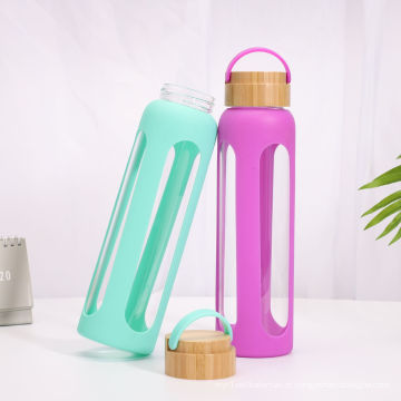 Garrafa de água esportiva de 1000ml com capa de silicone e tampa de bambu